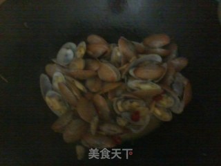 姜丝辣椒炒花甲的做法步骤：5