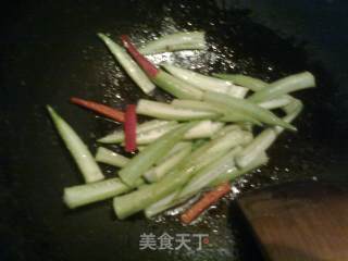 秋葵牛柳——牛柳炒得嫩，记住四要点的做法步骤：7