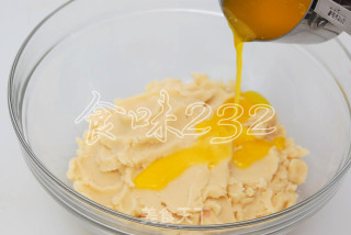 五色桃山红豆馅月饼的做法步骤：8