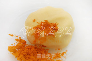 五色桃山红豆馅月饼的做法步骤：13
