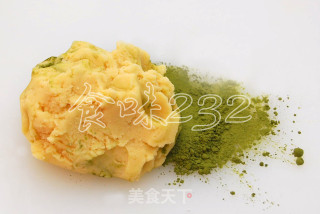 五色桃山红豆馅月饼的做法步骤：14