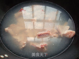 莲藕排骨汤的做法步骤：4
