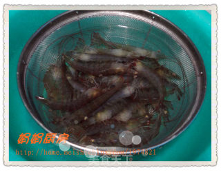 鲜嫩美味————葱爆明虾！的做法步骤：1