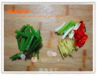 鲜嫩美味————葱爆明虾！的做法步骤：2