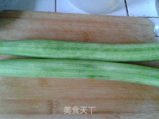 丝瓜炒蛋的做法步骤：1