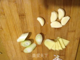 红烧鲈鱼的做法步骤：2