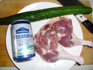 黄瓜啤酒鸭的做法步骤：1