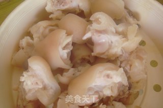 秋季美容菜----花生烧猪蹄的做法步骤：1