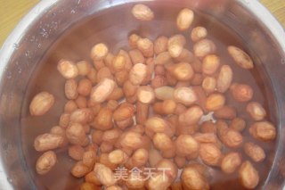 秋季美容菜----花生烧猪蹄的做法步骤：2