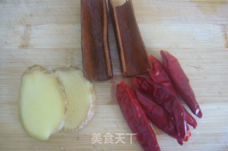 秋季美容菜----花生烧猪蹄的做法步骤：3