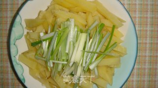香辣葱丝土豆条的做法步骤：2