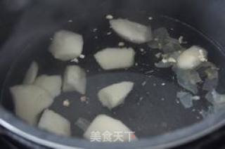 川贝百合梨汤的做法步骤：4