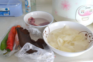 超下饭菜——黑木耳酸笋炒肉丝的做法步骤：1