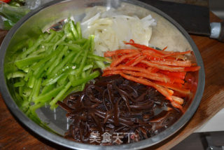 超下饭菜——黑木耳酸笋炒肉丝的做法步骤：3