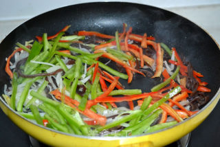 超下饭菜——黑木耳酸笋炒肉丝的做法步骤：6