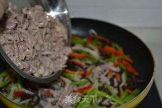 超下饭菜——黑木耳酸笋炒肉丝的做法步骤：7
