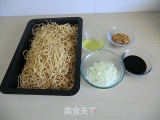 油葱干拌面的做法步骤：1