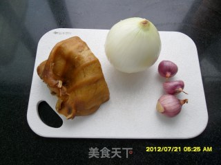 凉拌猪耳的做法步骤：1