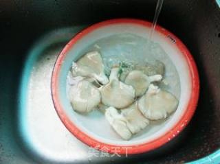 蘑菇炒包心菜的做法步骤：1