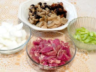 三菇小炒肉的做法步骤：2