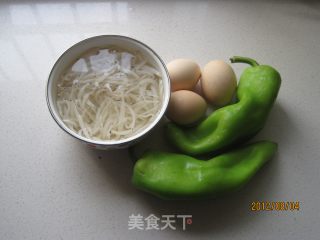 尖椒蛋皮银鱼的做法步骤：1