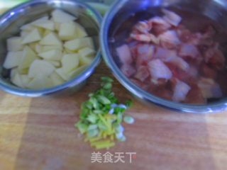 土豆烧鸡块的做法步骤：1