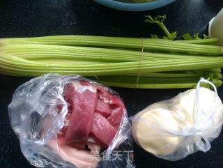 南方人做饺子之芹菜香菇猪肉饺的做法步骤：1