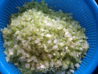 南方人做饺子之芹菜香菇猪肉饺的做法步骤：4