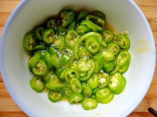 简单的美味家常菜之一------面煎辣椒的做法步骤：4