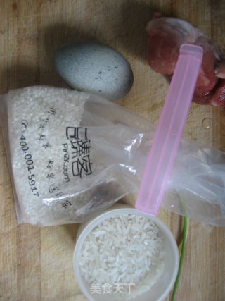 皮蛋瘦肉粥的做法步骤：1