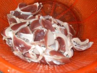 青椒炒鸭胗的做法步骤：1
