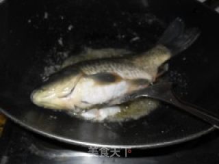 黄花菜烧鲫鱼的做法步骤：1
