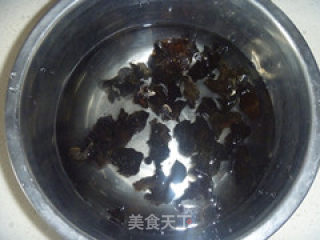 木耳面筋的做法步骤：2