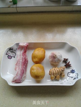 土豆烧五花肉的做法步骤：1
