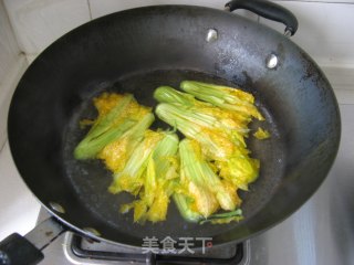 南瓜花炒鸡蛋的做法步骤：4