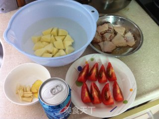 番茄土豆焖鸡翼的做法步骤：1