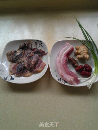 墨鱼炖五花肉的做法步骤：1