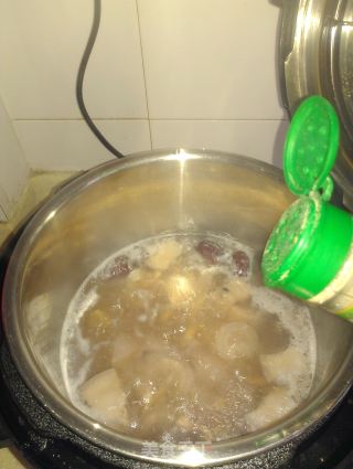 墨鱼炖五花肉的做法步骤：7