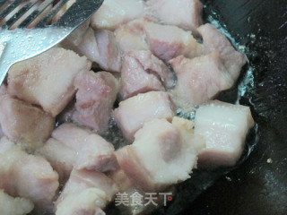 看江西人如何用最简单的方法做出美味肉荤：腐竹红烧肉的做法步骤：3