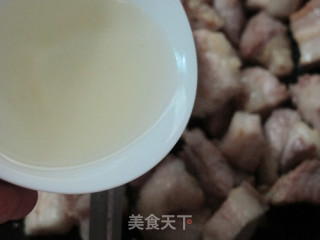 看江西人如何用最简单的方法做出美味肉荤：腐竹红烧肉的做法步骤：4