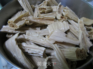 看江西人如何用最简单的方法做出美味肉荤：腐竹红烧肉的做法步骤：6