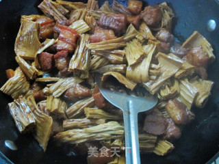 看江西人如何用最简单的方法做出美味肉荤：腐竹红烧肉的做法步骤：8