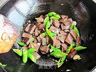杭椒炒鸭血的做法步骤：11