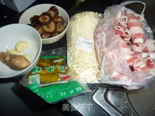 酸汤肥牛的做法步骤：1