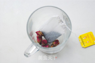 【玫瑰奶茶】自制放心甜蜜饮品的做法步骤：2