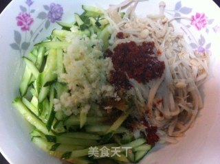 黄瓜拌金针菇的做法步骤：5