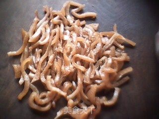 双椒炒肉皮的做法步骤：1