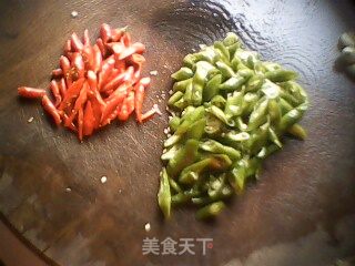 双椒炒肉皮的做法步骤：2