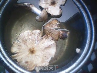 斗鸡菇丝瓜肉片汤的做法步骤：1