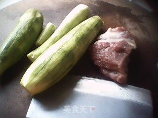 斗鸡菇丝瓜肉片汤的做法步骤：2